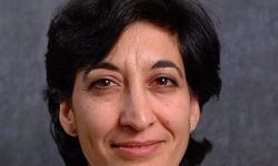 الطبيبة العراقية نور الرومي تفوز بجائزة أفضل طبيبة لعام 2023 في أمريكا