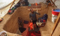 «أشبه بالقبر»... غزاوي يحفر ملجأ لعائلته للاحتماء من البرد والقصف