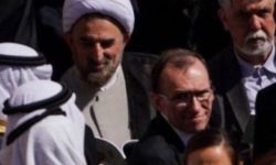 وكالة إيرانية تنشر صورة من مراسم تشييع بابا الفاتيكان؛ تضم وزير الثقافة الإيراني رئيسي الولايات المتحدة السابق والحالي.