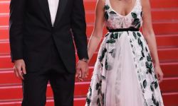 كريم بنزيما يثير الجدل بظهوره اللافت رفقة صديقته الجزائرية