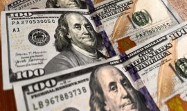 أسعار الدولار تحلق في ليلة رأس السنة