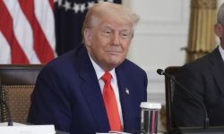 ترمب يتوعد أوروبا و«أبل» برسوم جديدة