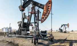 النفط يتراجع وبرنت يفقد 0.75%