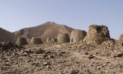 اكتشاف قنوات مائية ومنازل وقبور أثرية في ولاية عبري العمانية