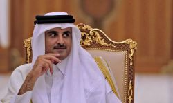 جلوس أمير قطر بين أولياء الأمور خلال حفل تخرج ابنته يثير تفاعلا