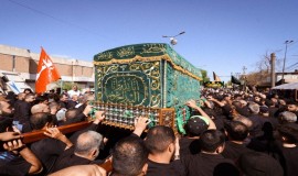 جموع الزائرين تشيِّع النعش الرمزي للإمام الجواد (عليه السلام) في الكاظمية المقدسة
