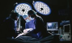 الطب يوثّق حالات خلقية نادرة.. وُلدَ بأعضاء في غير موضعها وآخر تحرّك قلبه بسبب نوبات السعال