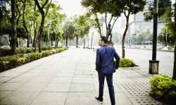 طريقة مشيتك في مرحلة الشباب تنبئ بمشكلة صحية مميتة عند الشيخوخة