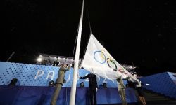 *فرنسا ترفع العلم الأولمبي "معكوسا"..*