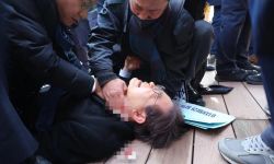 تعرض زعيم المعارضة في كوريا الجنوبية للطعن في رقبته