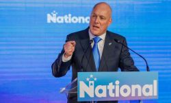 النيوزيلندي الجديد لوكسون : الأشهر المقبلة سيتم حظر استخدام الهواتف الجوالة في المدارس