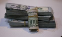 بنهاية اليوم .. الدولار يغلق على ارتفاع أمام الدينار