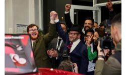 السياسي البريطاني المخضرم جورج غالاوي يهدي فوزه بانتخابات بريطانيا الفرعية لغزة