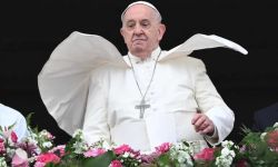 الفاتيكان يخفض الرواتب الشهرية للكرادلة في روما