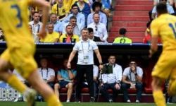 لاعبو أوكرانيا يطردون مدربهم بعد الخسارة الثقيلة