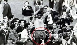 صورة من كأس العالم 1962 تثير جدلا حول "مسافر عبر الزمن"