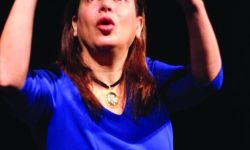 الكاتبة والفنانة الفلسطينية رائدة طه تقدم عملاً موندرامياً ضمن فعاليات مهرجان ربيع الثقافة