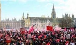 أكبر اضراب عمالي في بريطانيا .. لم تشهده منذ عقد