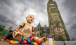 كابوس في الهواء الطلق.. "دمية ضخمة" تثير الهلع ببريطانيا