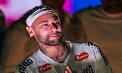 "حشود هائلة ودموع فرح".. استقبال أسطوري في سانتوس البرازيلي لنيمار