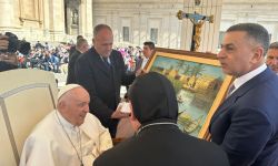 محافظ البصرة يهدي البابا فرنسيس لوحة فنية تمثل أهوار العراق