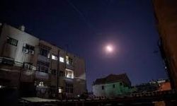 الدفاع السورية تعلن إصابة عسكريين و وقوع بعض الخسائر المادية نتيجة العدوان الصهيوني