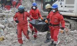 فريق الإنقاذ العراقي ينتشل 14 جثة من تحت ركام أنقاض المباني في تركيا