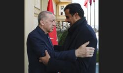 أمير قطر يصل إلى تركيا كأول زعيم عقب زلزال القرن