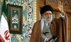 نيويورك تايمز:  المرشد الإيراني اختار ثلاثة من رجال الدين لخلافته في حال اغتياله.