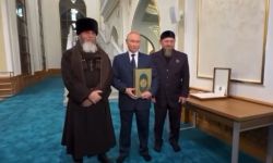 بوتين يقبل القرآن ويستمع لتفسير إحدى آياته