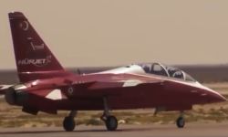 طائرة تركية تنفذ عروضا فنية فوق الأهرامات للمرة الأولى