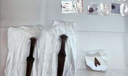 العراق يستلم من سويسرا خنجرين ورأسي رمح عمرهما 3 آلاف عام