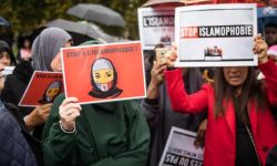 أستاذ فرنسي: أجندة سياسية خلف قرار منع ارتداء العباءة