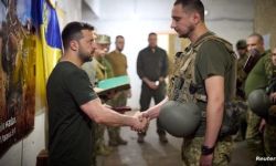 ينتقد غياب المسؤولين.. زيلينسكي في الجبهة