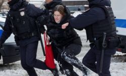 روسيا تسجن عشرات شاركوا في تكريم نافالني