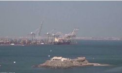 الحوثيون يلوحون بإغلاق مضيق باب المندب كليا