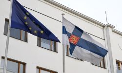 ناشطون بيئيون يرشون أعمدة مبنى البرلمان في فنلندا بطلاء أحمر