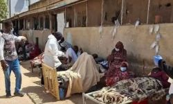 الكوليرا تفتك بالسودانيين ومرضى يتلقون العلاج في الشوارع