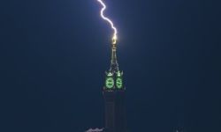 مشهد مذهل لصواعق في سماء مكة المكرمة