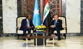 رئيس  الصومال حسن شيخ محمود يصل إلى العاصمة بغداد للمشاركة في القمة العربية الـ34 التي ستنطلق أعمالها يوم غد السبت.