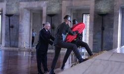 ممثل رئيس مجلس النواب يضع اكليل من الزهور على قبر اتاتورك