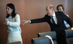 لقطة ملفتة لشولتس وبيربوك تنتشر بشكل واسع على وسائل التواصل