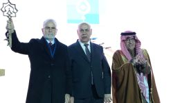 بعد إعفائه.. من منصبه بساعات، محافظ بغداد يتسلم مفتاح بغداد عاصمة السياحة العربية