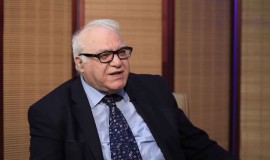 مستشار رئيس الوزراء: الحكومة ستلجأ للاقتراض لتأمين الرواتب بحال استمرار الحرب