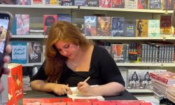 الروائية العراقية هالة عبد الكريم توقع روايتها الجديدة بمعرض العراق الدولي للكتاب