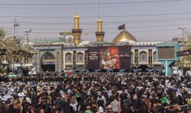 حشود الزائرين تحيي زيارة العاشر من محرم في كربلاء المقدسة