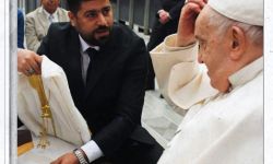 مرآة نخيل..  الدكتور علي الموسوي  يهدي بابا الفاتيكان العباءة العربية (البشت العراقي)