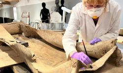 صليب مذهّب نادر يكشف تاريخ المسيحية في ليدز البريطانية