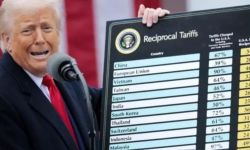 في تحول مفاجئ.. ترامب يعلق قرار فرض رسوم جمركية جديدة