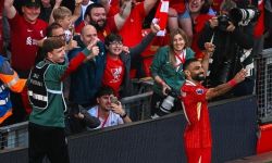 محمد صلاح يلتقط "سيلفي ذهبي" بهاتف مشجعة